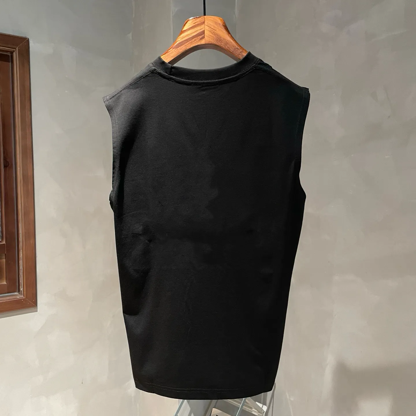 P150 Stone Island new summer sleeveless vest is now online👏! The iconic brand leather logo on the chest is simple and elegant😍! 220g pure cotton fabric, comfortable and breathable👍. It’s simply a must-have item for summer✨! Color: black, white Size: S～XL. Please report your height and weight when placing an order in the loose version